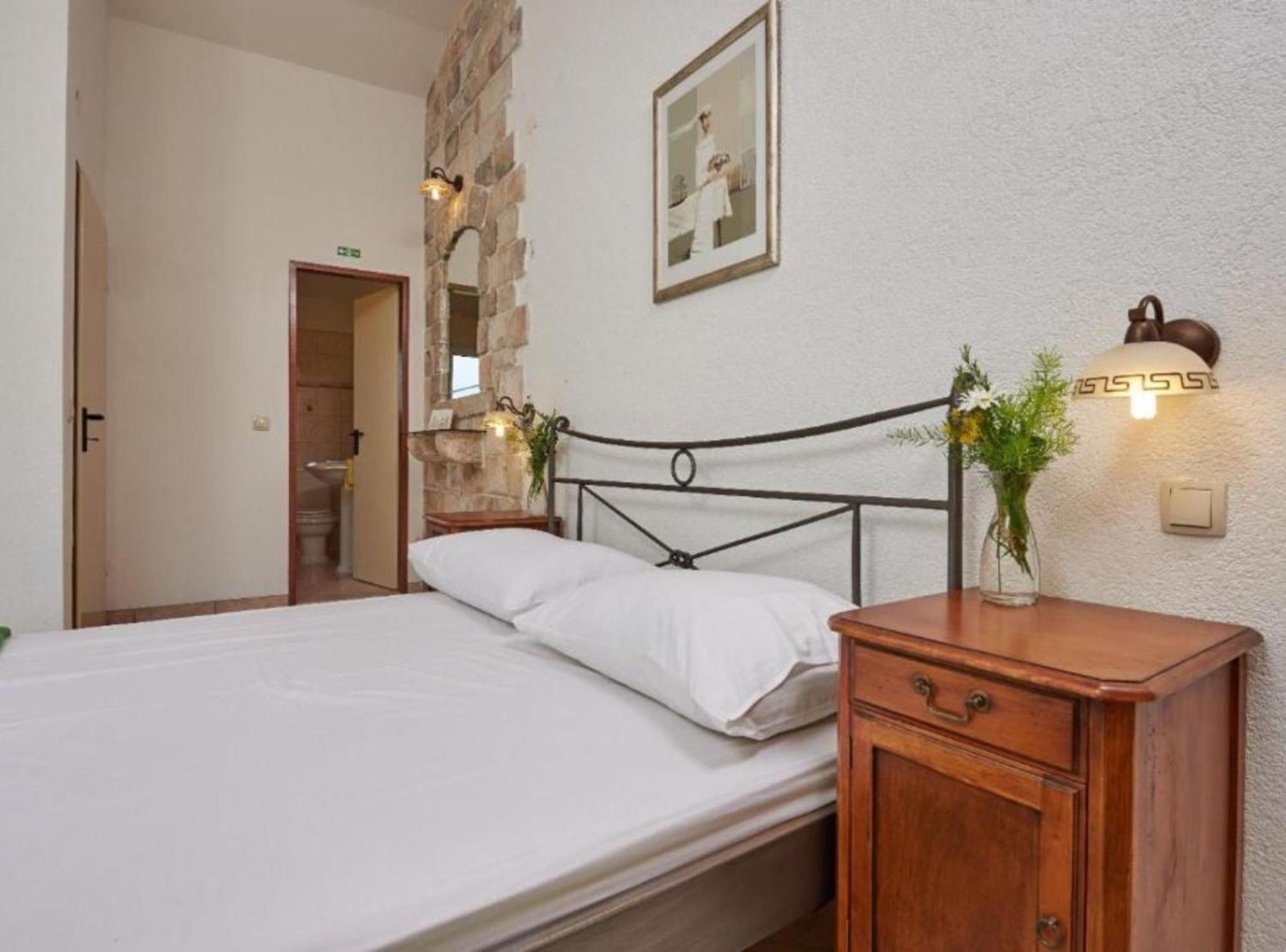 Krknjasi Hotel Veliki Drvenik Eksteriør billede